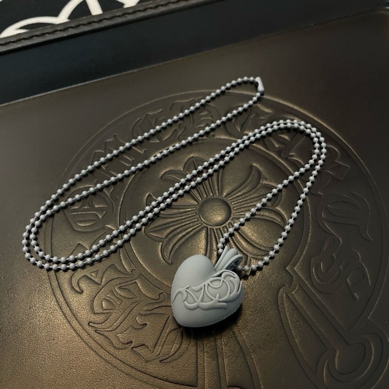 Ch*0me He**ts necklaces